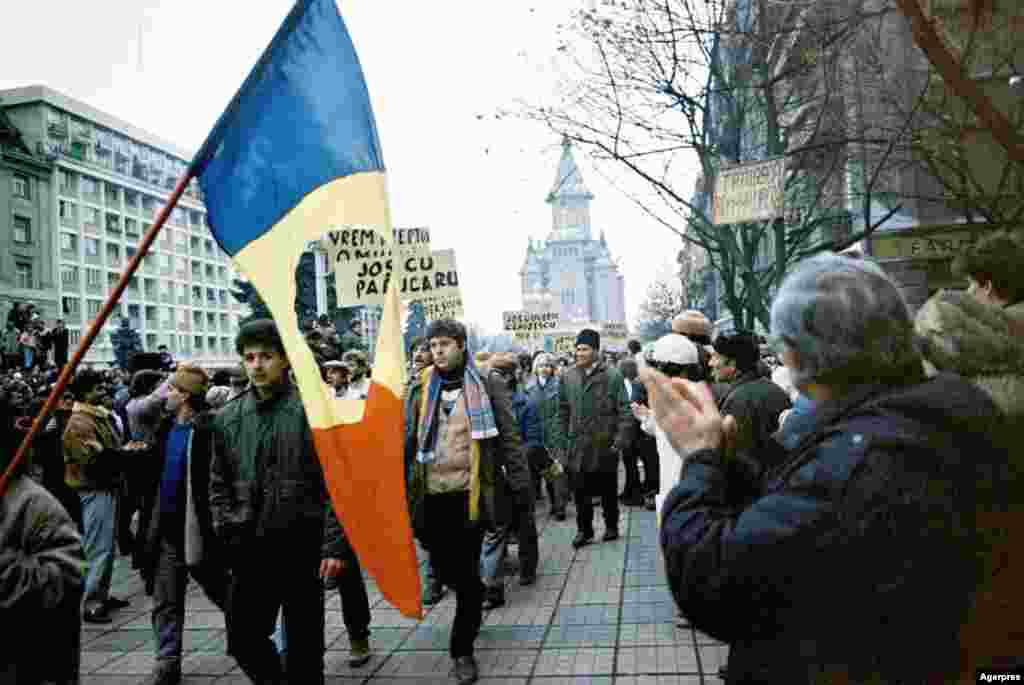 Timișoara era la 21 decembrie 1989 un oraș liber. În fundal, Catedrala Ortodoxă a orașului, ctitorită de Regele Mihai. Pe treptele ei, fuseseră împușcați oameni în seara de 17 decembrie la ordinul expres al generalului Mihai Chițac, viitor ministru de Interne în guvernul Roman, la momentul mineriadei din iunie 1990.&nbsp;