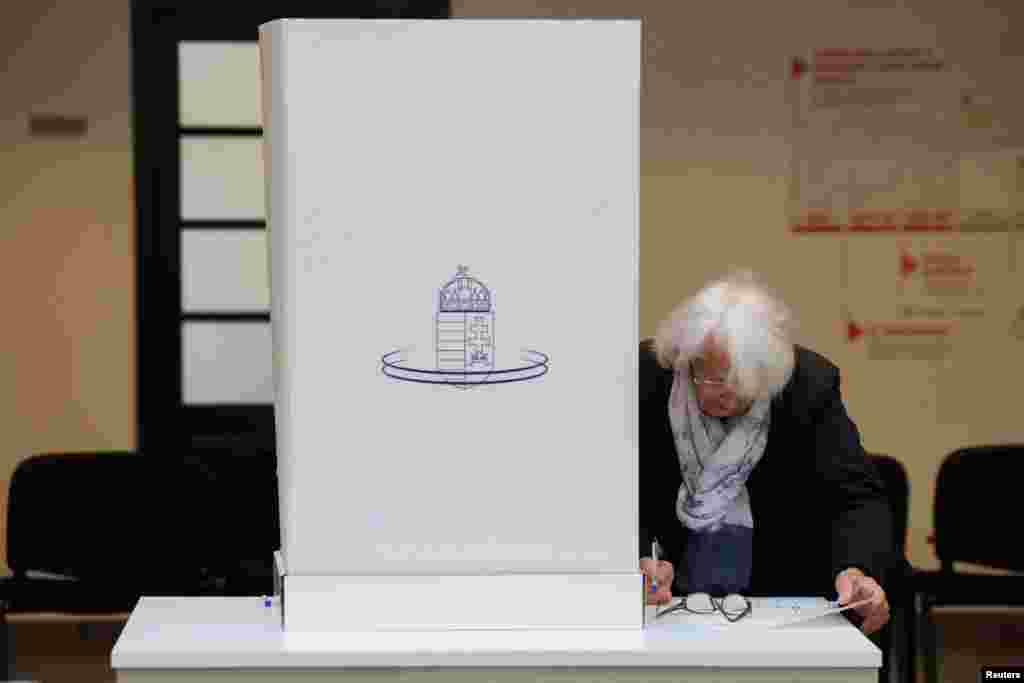 Женщина голосует на избирательном участке во время парламентских выборов в Венгрии в Будапеште, 12 апреля 2026 года. REUTERS/Бернадетт Сабо