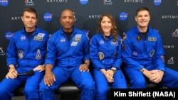 მარცხნიდან: NASA-ს ასტრონავტები რიდ უიზმანი, ვიქტორ გლოვერი, კრისტინა კუკი და კანადის კოსმოსური სააგენტოს ასტრონავტი ჯერემი ჰანსენი.