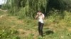 Жительница поселка Дубрава показывает, как люди здесь выходят в свои огороды
