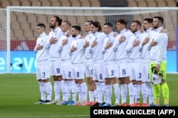 Igrači Kosova slušaju himnu prije fudbalske utakmice kvalifikacija za Svetsko prvenstvo u Kataru FIFA 2022 između Španije i Kosova na Olimpijskom stadionu La Cartuja u Sevilji 31. marta 2021.