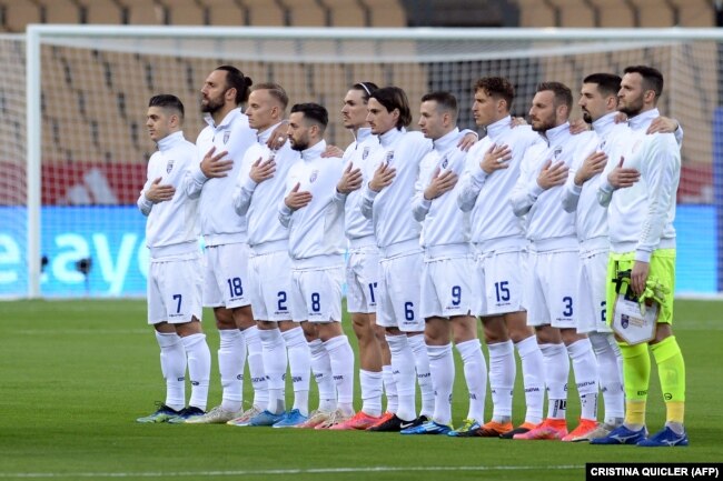 Igrači Kosova slušaju himnu prije fudbalske utakmice kvalifikacija za Svetsko prvenstvo u Kataru FIFA 2022 između Španije i Kosova na Olimpijskom stadionu La Cartuja u Sevilji 31. marta 2021.