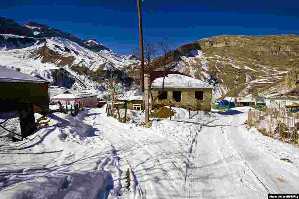 Laza kəndi. Qış olduğundan çöldə kəndlilərə rast gəlmək çətindir.