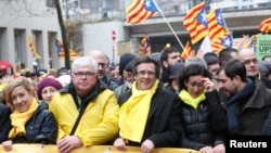 Carles Puigdemont (centru) la un protest în sprijinul independenței regiunii catalane, Bruxelles, decembrie 2017