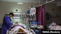 Mai multe țări se confruntă în prezent cu o creștere rapidă a numărului de infectări cu virusul SARS-Cov-2. În imaginea de față, un asistent medical îngrijește un pacient infectat cu Covid-19 la un spital din Teheran, 28 iulie 2021.