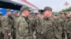 Намесьнік міністра абароны Расеі Аляксандар Фамін сустракае на тэрыторыі Беларусі расейскіх ваеннапалонных. Скрын зь відэазапісу расейскага Міністэрства абароны ад 25 траўня 2025 году