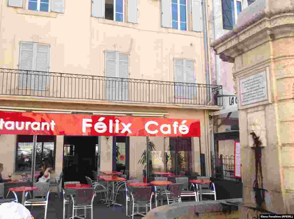 Настоящего ресторанчика Chez Felix, где писателю оставляли в холодильнике бутылку недопитого сухого, больше нет. На этом месте Felix cafe из пластика и стекла.