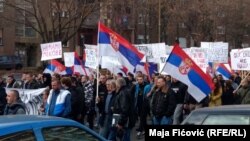 Протести во Косовска Митровица против таксите за Србија и БиХ.