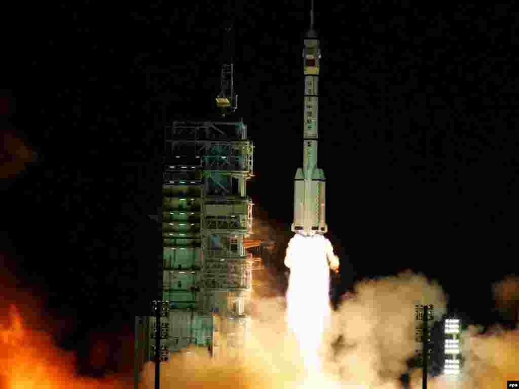 China&#39;s Long March II-F rocket carrying the &quot;Shenzhou 7&quot; manned spacecraft blasts off from Jiuquan Satellite Launch Center on September 25, 2008. China joined the manned spaceflight club in 2003.