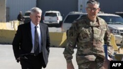 Irak, Sekretari Mbrojtjes i SHBA-së, Jim Mattis (majtas) dhe gjenerali Stephen Townsend (djathtas)