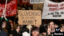 Manifestanții de la un protest împotriva propunerii guvernului de reorganizare a sistemului judiciar. Bratislava, Slovacia, 18 ianuarie 2024.