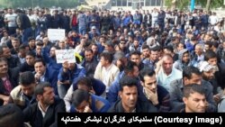 نمایی از اعتراض کارگران مجتمع نیشکر هفت تپه در روز چهارشنبه، ۳۰ آبان‌ماه، در هفدهمین روز اعتراض