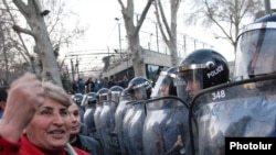 Полиция охраняет вход на площадь Свободы в Ереване еще до разрешения проведения там митинга оппозиции, 17 марта 2011 г. 