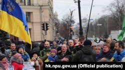 Голова Харківської міської організації «Опозиційної платформи – За життя» Андрій Лесик зібрав мітинг на захист російської мови та російськомовних шкіл. На площу також зібралися опоненти