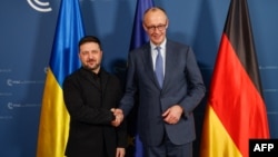 Ukrainian President Volodymyr Zelensky (left) and German Chancellor Friedrich Merz (file photo)