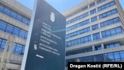 Među uhapšenima su opozicionar iz Kraljeva Ivan Matović, bivši predsednik Vojnog sindikata Srbije Novica Antić, kao i najmanje dvojica ratnih veterana koji su podržali studentske proteste