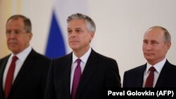 Vladimir Putin ambasador Jon Huntsman i Sergej Lavrov u Kremlju 3. oktobra 2017.