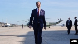 Vicepreședintele SUA, JD Vance, coboară din elicopterul „Marine Two” pentru a se îmbarca în avionul „Air Force Two” la Baza Andrews, din Maryland, pe 10 aprilie 2026, în drum spre Pakistan. 