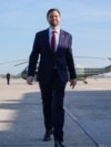 Вице-президент США Джей Ди Вэнс направляется к журналистам перед посадкой на борт самолета Air Force Two на базе Эндрюс, штат Мэриленд, 10 апреля 2026 года, перед отъездом в Пакистан для переговоров по Ирану.