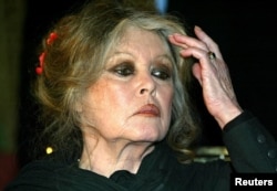 Brižit Bardo na sastanku u Pariškoj džamiji s muslimanskim verskim vođama povodom sudbine hiljada ovaca koje se svake godine ritualno kolju tokom verskog praznika Kurban-bajrama, 11. februar 2004.