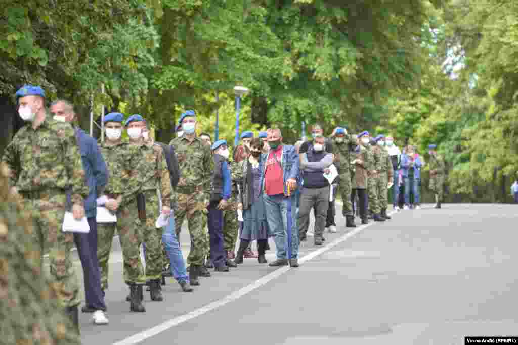 Lica angažovana u Vojsci Srbije i članovi njihovih porodica čekaju na vakcinaciju u redu ispred prostorije određene za imunizaciju u kasarni &quot;Dedinje&quot;.&nbsp;