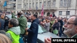 Više stotina ljudi okupio je protest koji je započeo ispred Ustavnog suda a nastavio se kod Pravnog fakulteta gde je i završen