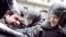 Милиция задерживает участников шествия к администрации Президента РФ в центре Москвы