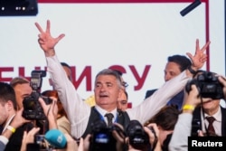 Лідэр апазыцыйнага сьпісу, кардыёляг з Новага Саду Ілія Срданавіч сьвяткуе выбарчую перамогу ў Бялградзе. 25 кастрычніка 2026 году