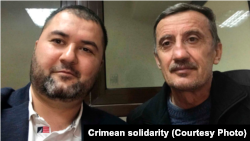 Адвокат Эдем Семедляев и отец задержанного Азиза Ахтемова Эскендер, которого также арестовали за «неповиновение полиции»
