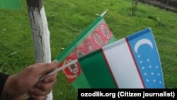 Türkmenistanyň we Özbegistanyň baýdaklary