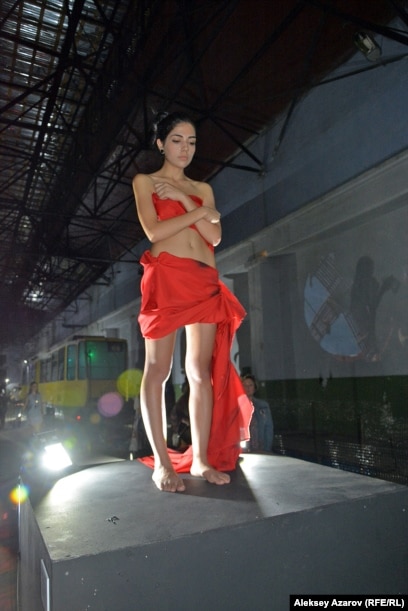 Жалаңаш жамбастарды салқындатыңыз Жыныстық танысу