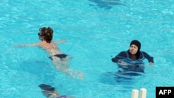 Ілюстраційне фото: мусульманські жінки закривають усе тіло і під час купання чи в басейнах