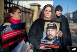 Bjeloruska opoziciona liderka Svetlana Tihanovskaja drži portret svog zatvorenog supruga, Sergeja Tihonavskog, tokom protesta u Vilnjusu 8. marta, rekavši da se nije čula s njim 481 dan.