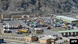 په تورخم کې ولاړ په تجارتي مالونو بار ټرکونه