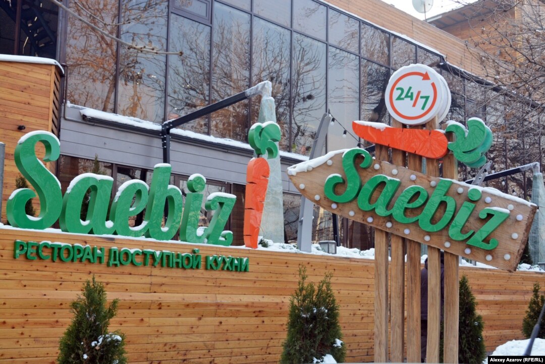 Оның үлкен жыныс мүшесі шортынан шығып тұрды.