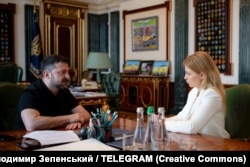 Володимир Зеленський і Ольга Стефанішина на зустрічі під час призначення Стефанішиної посолкою України в США. Фото оприлюднене 17 липня 2025 року