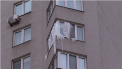 Без опалення, світла і тепла: як виживають мешканці висотки під час блекаутів (відео)