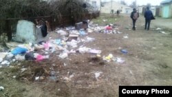 Mağaza söküləndən sonra yeri zibilliyə çevrilib.