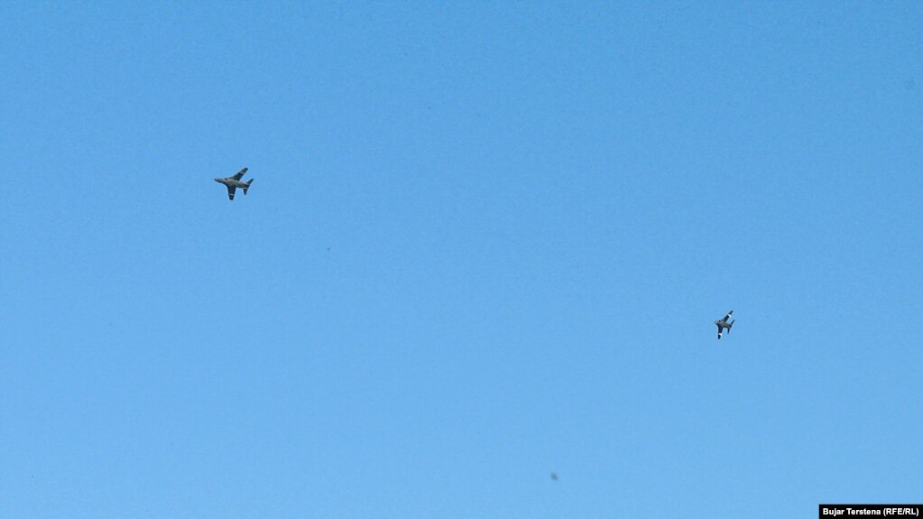 Serbian warplanes are seen flying over the border with Kosovo at Jarinje on September 26.