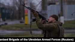 Військовослужбовець 93-ї ОМБр ЗСУ «Холодний Яр» стріляє з автомата по російському дрону, Дружківка, Донецька область, 25 лютого 2026 року