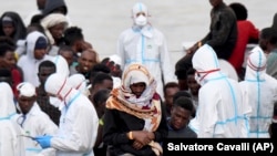 Мигранты на спасательном судне Diciotti у берегов Италии.