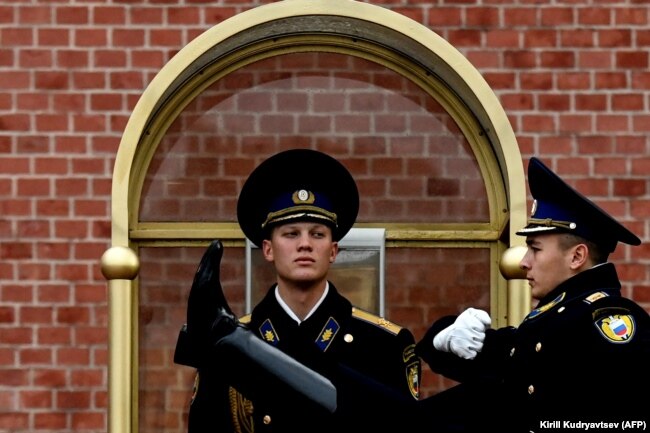 Një ushtar bën roje pranë Varrit të Ushtarit të Panjohur, që gjendet pranë Kremlinit në Moskë.(AFP/Kirill Kudryavtsev)