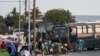 Policia e Greqisë duke zhvendosur migrantët në një kamp të ri pasi kampi Moria në Lesbos u përfshi nga flakët. 