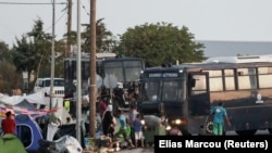 Policia e Greqisë duke zhvendosur migrantët në një kamp të ri pasi kampi Moria në Lesbos u përfshi nga flakët. 