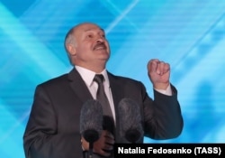 Александр Лукашенко выступает на открытии фестиваля "Славянский базар" в Витебске 16 июля