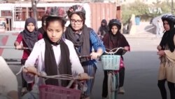 Pakistanda gyzlar öz hukuklary üçin tigir sürýär