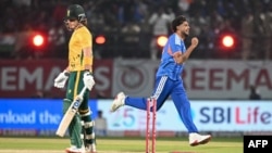 هندی لوبغاړی د جنوبي افریقايي بیټر په سوځېدو خوشالي کوي - د ډېسېمبر ۱۴مې انځور.