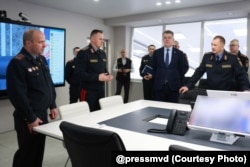 Супрацоўнікі цэнтру і кіраўнік МУС Іван Кубракоў (справа)