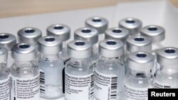 Празни шишиња од вакцините на ФајзерБионтек