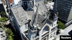 Vedere din dronă asupra catedralei din Manizales, cu clopotnița din stânga avariată de cutremur.